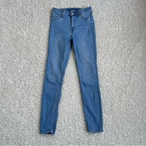 light wash high waisted skinny jeggings jeans sz 2 | casual capsule wardrobe